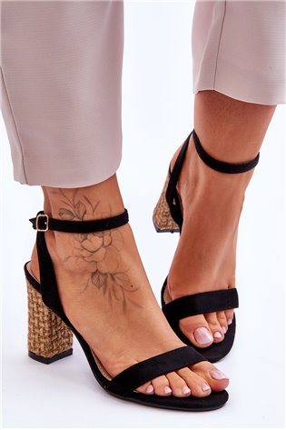 Zomšiniai sandalai Ant A Braided Heel Juoda Selila