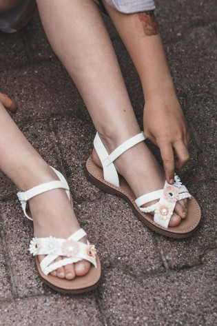Vaikiškos basutės su Velcro užsegimu ir gėlėmis, baltos spalvos Nestalee 2